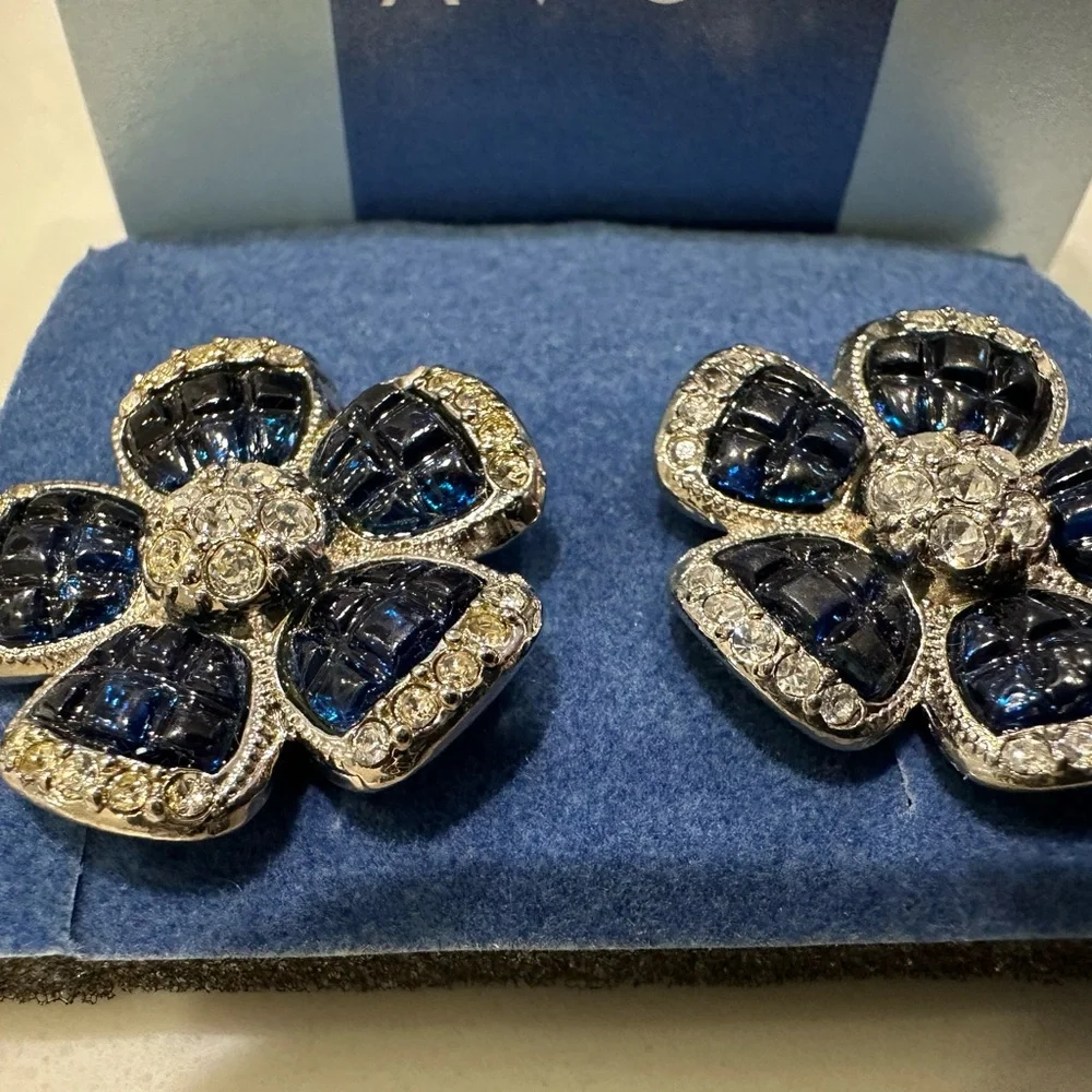 SAPPHIRE AND CLEAR COLOR SPARKLE FLOWER EARRINGS-pierced - Picture 11 of 12